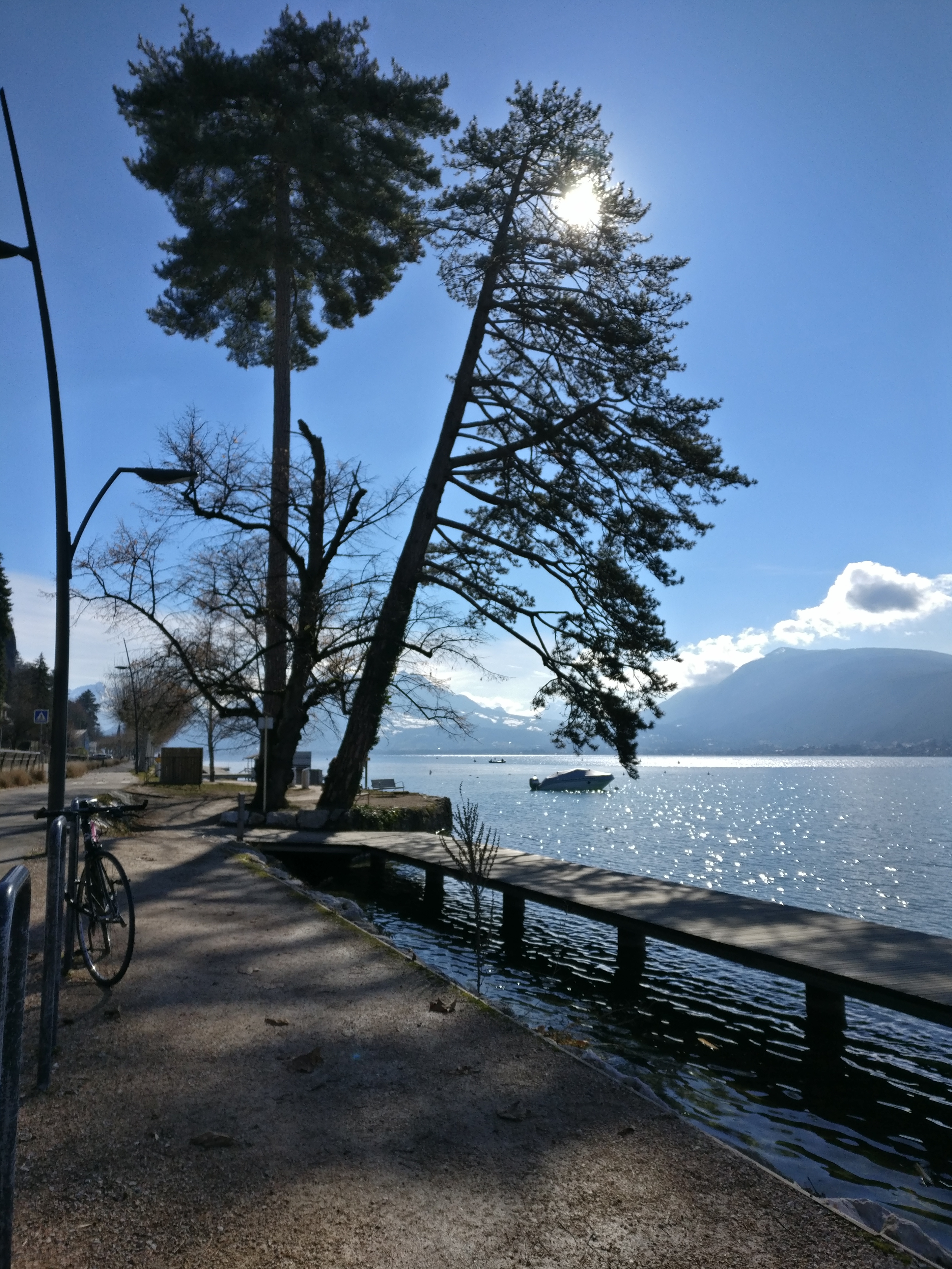 Jeu de lumière sur le lac d'Annecy